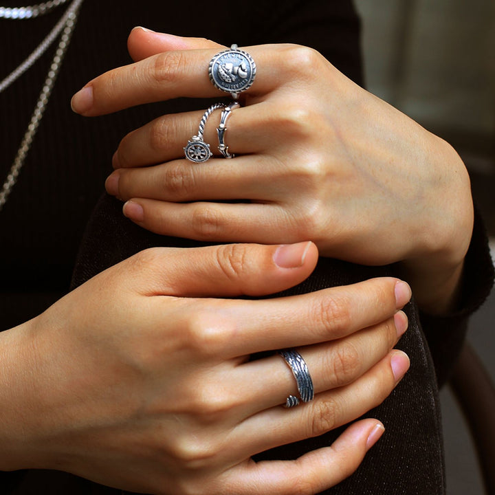 Vintage sterling silver adjustable single ring.