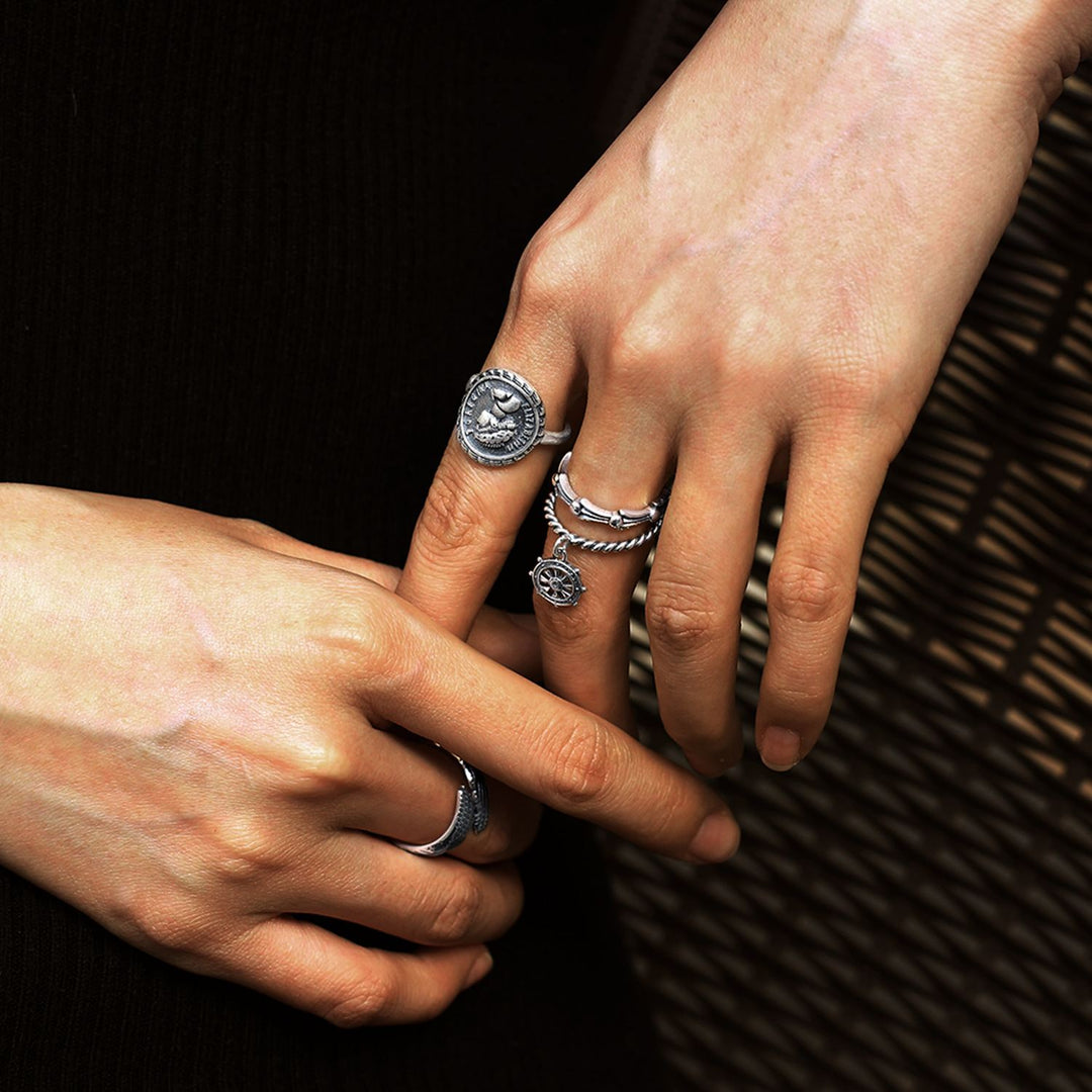 Vintage sterling silver adjustable single ring.